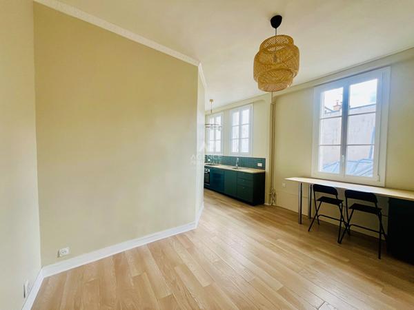 "Versailles Place Hoche" Emplacement de 1er ordre - Élégant 3 pièces en duplex entièrement rénové ! Loyer 1 870 €/mois charges comprises **  - Référence  27588
