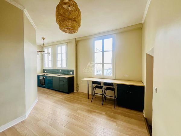 "Versailles Place Hoche" Emplacement de 1er ordre - Élégant 3 pièces en duplex entièrement rénové ! Loyer 1 870 €/mois charges comprises **  - Référence  27588
