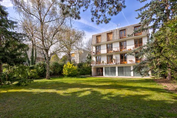 Chaville - Beau Duplex traversant avec balcon en dernier étage et vue sur jardin 550 000 € **  - Référence  693-C