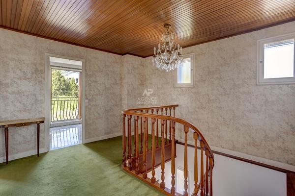 Chaville - Beau Duplex traversant avec balcon en dernier étage et vue sur jardin 550 000 € **  - Référence  693-C