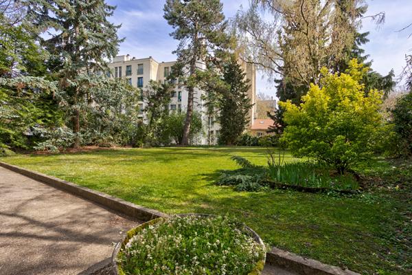 Chaville - Beau Duplex traversant avec balcon en dernier étage et vue sur jardin 550 000 € **  - Référence  693-C