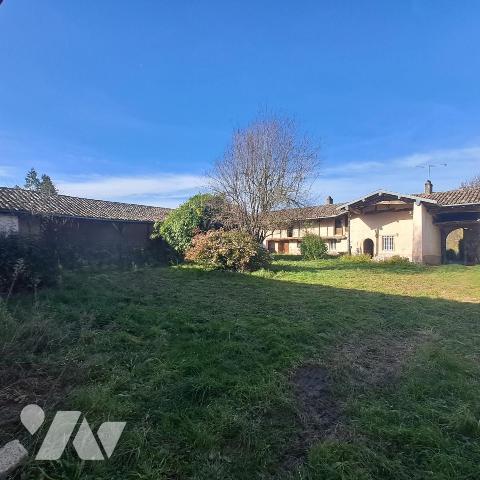 corp de ferme à restaurer avec terrain en partie constructible à Mogneneins