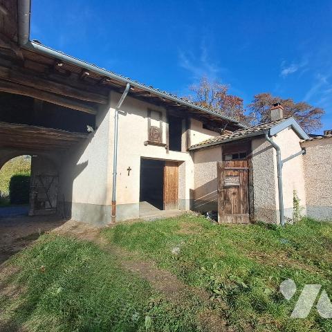 corp de ferme à restaurer avec terrain en partie constructible à Mogneneins