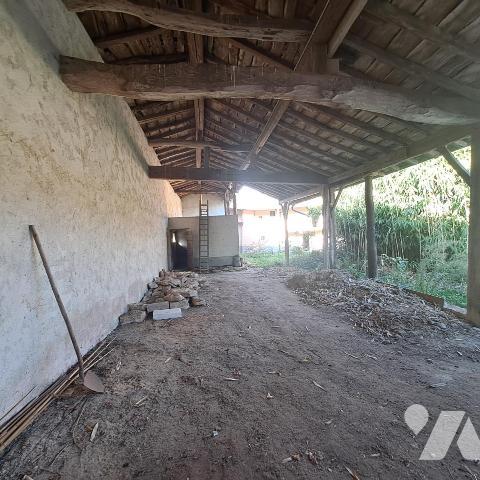 corp de ferme à restaurer avec terrain en partie constructible à Mogneneins