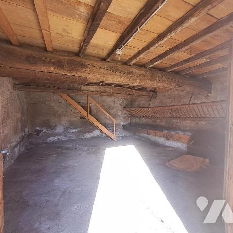 corp de ferme à restaurer avec terrain en partie constructible à Mogneneins