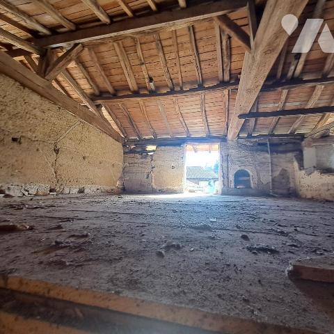 corp de ferme à restaurer avec terrain en partie constructible à Mogneneins