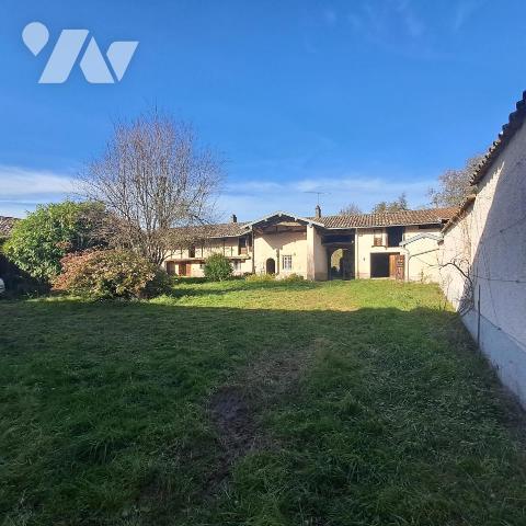 corp de ferme à restaurer avec terrain en partie constructible à Mogneneins