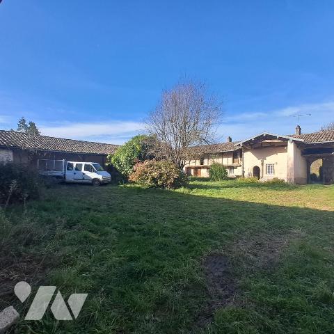 corp de ferme à restaurer avec terrain en partie constructible à Mogneneins