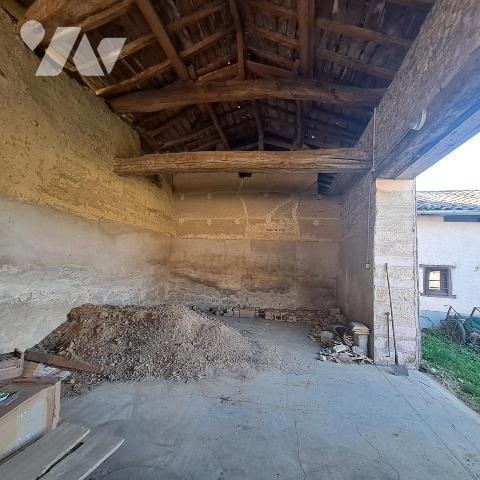 corp de ferme à restaurer avec terrain en partie constructible à Mogneneins