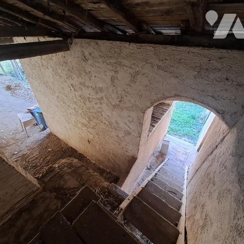 corp de ferme à restaurer avec terrain en partie constructible à Mogneneins