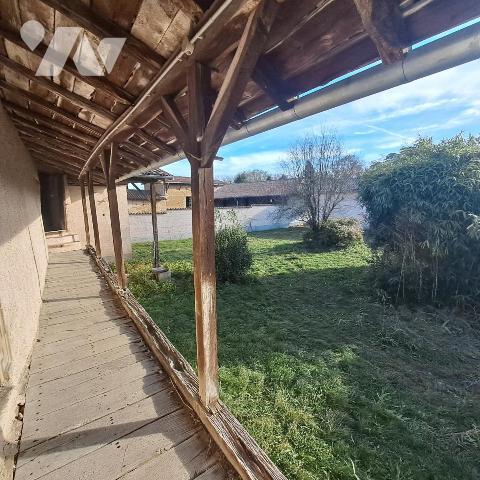 corp de ferme à restaurer avec terrain en partie constructible à Mogneneins