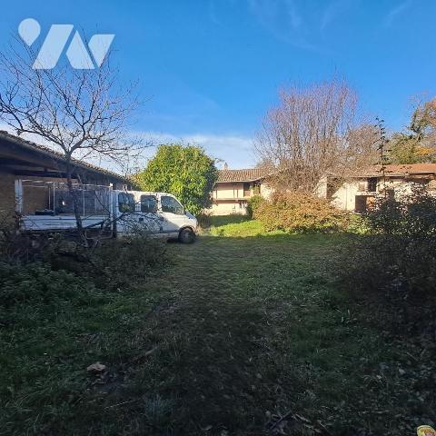 corp de ferme à restaurer avec terrain en partie constructible à Mogneneins