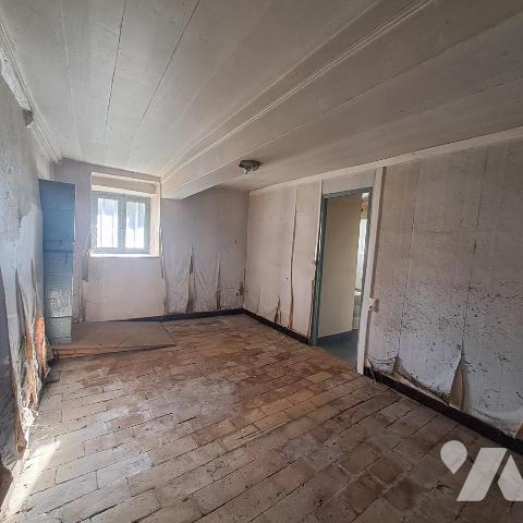 corp de ferme à restaurer avec terrain en partie constructible à Mogneneins