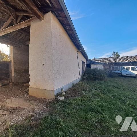 corp de ferme à restaurer avec terrain en partie constructible à Mogneneins