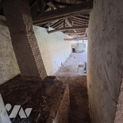 corp de ferme à restaurer avec terrain en partie constructible à Mogneneins