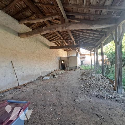 corp de ferme à restaurer avec terrain en partie constructible à Mogneneins