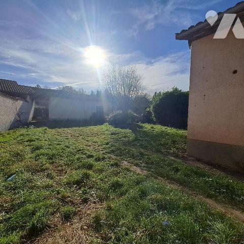 corp de ferme à restaurer avec terrain en partie constructible à Mogneneins