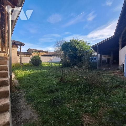 corp de ferme à restaurer avec terrain en partie constructible à Mogneneins