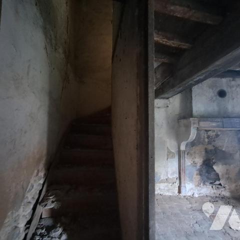 corp de ferme à restaurer avec terrain en partie constructible à Mogneneins