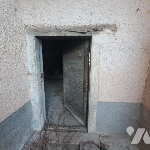 corp de ferme à restaurer avec terrain en partie constructible à Mogneneins