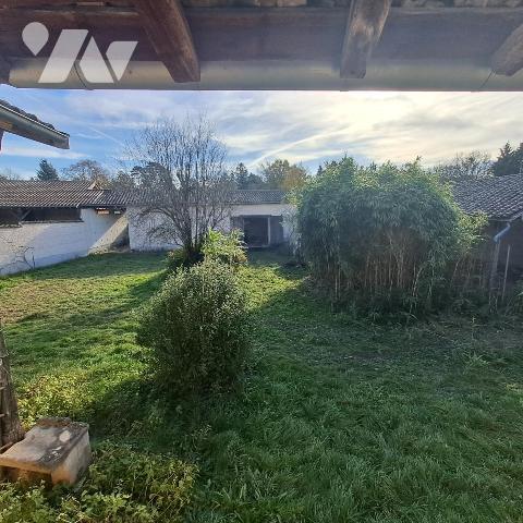 corp de ferme à restaurer avec terrain en partie constructible à Mogneneins