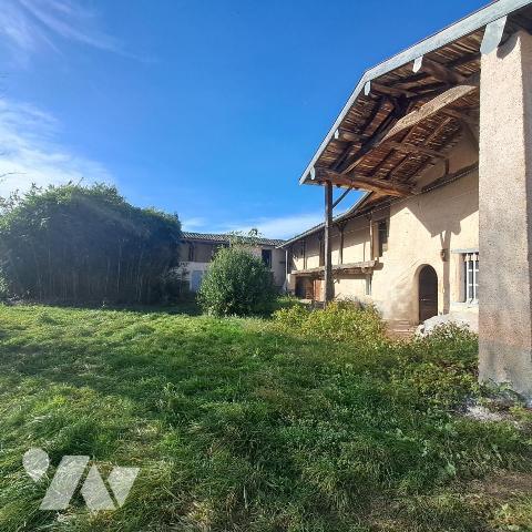 corp de ferme à restaurer avec terrain en partie constructible à Mogneneins