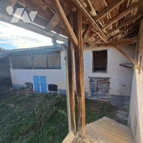 corp de ferme à restaurer avec terrain en partie constructible à Mogneneins