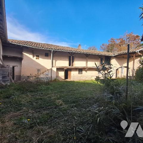 corp de ferme à restaurer avec terrain en partie constructible à Mogneneins