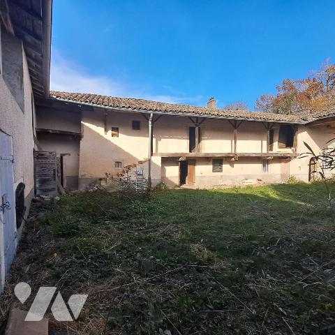 corp de ferme à restaurer avec terrain en partie constructible à Mogneneins