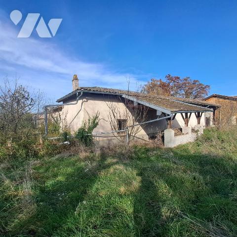 corp de ferme à restaurer avec terrain en partie constructible à Mogneneins