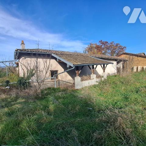 corp de ferme à restaurer avec terrain en partie constructible à Mogneneins