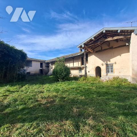 corp de ferme à restaurer avec terrain en partie constructible à Mogneneins