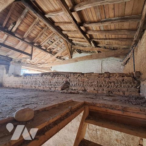 corp de ferme à restaurer avec terrain en partie constructible à Mogneneins