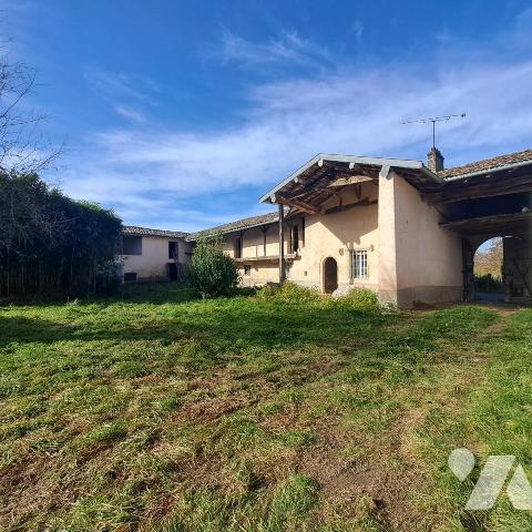 corp de ferme à restaurer avec terrain en partie constructible à Mogneneins