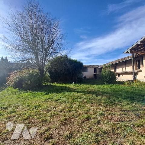 corp de ferme à restaurer avec terrain en partie constructible à Mogneneins