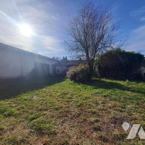 corp de ferme à restaurer avec terrain en partie constructible à Mogneneins