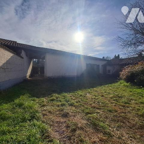 corp de ferme à restaurer avec terrain en partie constructible à Mogneneins