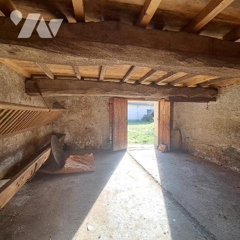 corp de ferme à restaurer avec terrain en partie constructible à Mogneneins