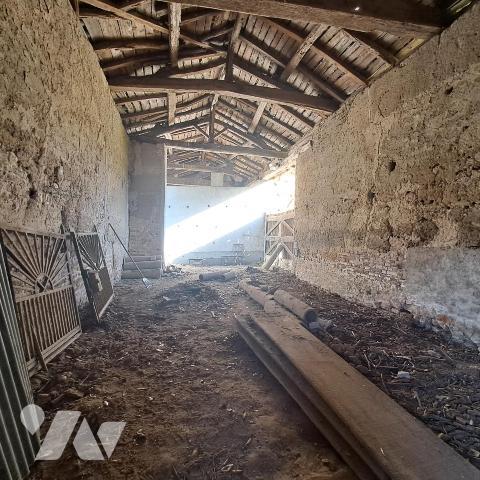 corp de ferme à restaurer avec terrain en partie constructible à Mogneneins