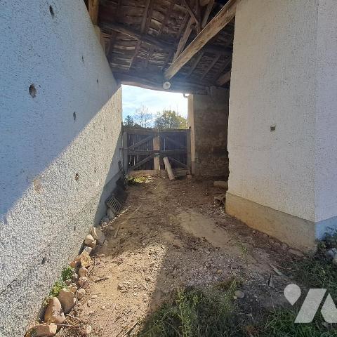 corp de ferme à restaurer avec terrain en partie constructible à Mogneneins
