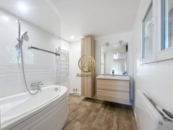 Maison avec deux logements indépendants sur 1 200 m² de terrain, fort potentiel à Fayence (83440)