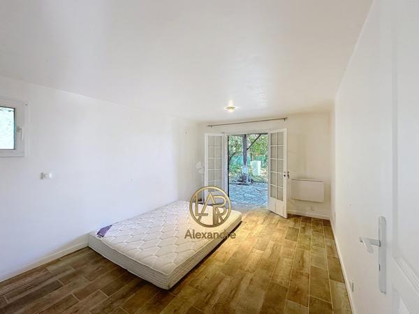 Maison avec deux logements indépendants sur 1 200 m² de terrain, fort potentiel à Fayence (83440)