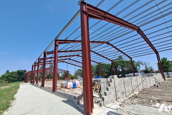 Atelier 200 m²
PRIX : 224 330 € HT. Honoraires charge vendeur.
Mickaël Grandpierre 07 86 12 52 67