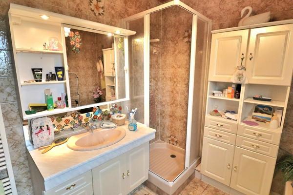 Maison à fort potentiel, au calme absolu, avec grand terrain arboré