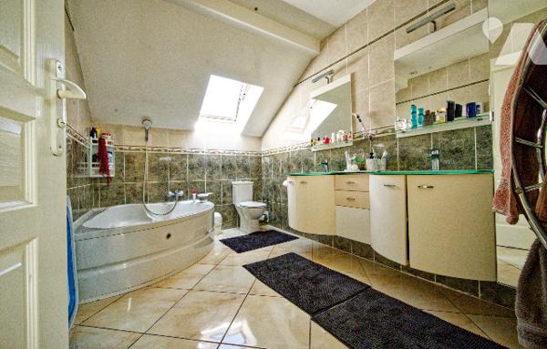 Maison individuelle 146,86m2 terrasse ensoleillée et équipements écologiques et économes en énergie.