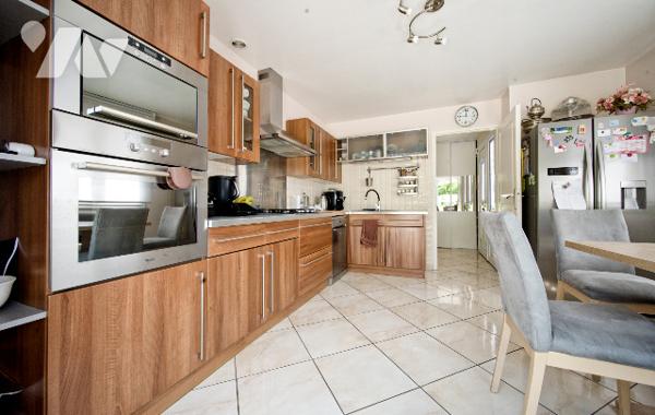 Maison individuelle 146,86m2 terrasse ensoleillée et équipements écologiques et économes en énergie.