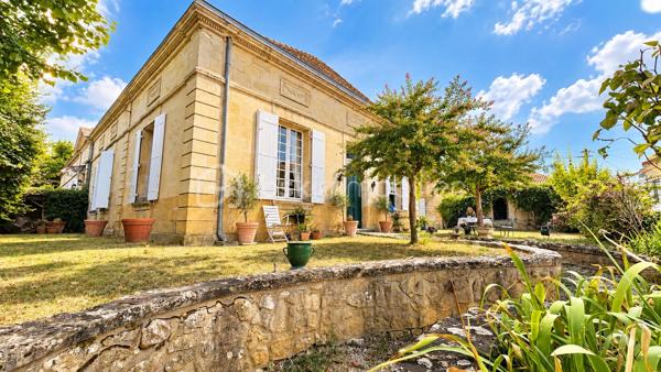 À proximité immédiate du centre-ville de Bergerac, découvrez cette demeure ancienne de caractère d’environ 243 m² habitables mitoyenne , implantée sur une parcelle d’environ 624 m².

Dès l’entrée, le charme de l’ancien est au rendez-vous : belles hauteurs sous plafond, carreaux anciens, cheminées, grandes ouvertures et volumes généreux créent une atmosphère chaleureuse et authentique.

Au rez-de-chaussée, la maison offre un séjour d’environ 30 m², un salon d’environ 22 m², une cuisine indépendante aménagée et équipée d’environ 22 m², une chambre de plus de 14 m², une salle de bains avec baignoire et douche ainsi qu’une buanderie.

Depuis la cuisine, un accès mène directement à une grande cave d’environ 63 m² située sous la maison. Un espace particulièrement appréciable, offrant une importante capacité de stockage et tout le charme que l’on attend d’une demeure ancienne.

À l’étage, l’espace nuit se compose de quatre chambres supplémentaires, d’environ 12 à 19 m², ainsi que d’une remarquable salle de jeux d’environ 30 m². Un véritable espace supplémentaire qui pourra devenir, selon les envies, salon familial, salle de cinéma, bureau, atelier ou espace dédié aux enfants. Une seconde salle d’eau complète ce niveau.

À l’extérieur, le jardin clos constitue un véritable privilège à proximité du cœur de Bergerac.

La propriété dispose également d’un garage d’environ 37 m² avec porte motorisée, surmonté d’un étage d’environ 37 m² offrant encore de belles possibilités, ainsi que d’un ancien pigeonnier indépendant qui participe pleinement au caractère des lieux.

La maison est raccordée au tout-à-l’égout et bénéficie d’un chauffage au gaz de ville au rez-de-chaussée, complété par des radiateurs électriques à l’étage. Son DPE classé C représente un véritable atout pour une demeure ancienne de cette superficie.

Quelques travaux de rafraîchissement permettront de révéler tout son potentiel et de la personnaliser sans lui retirer son identité.

243 m² habitables, 5 chambres, environ 624 m² de terrain, une cave de 63 m² sous la maison, un garage avec étage et un pigeonnier : une propriété aux volumes rares, destinée aux amoureux des maisons de caractère.

Une demeure qui se visite autant avec les yeux qu’avec le cœur.