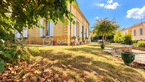 À proximité immédiate du centre-ville de Bergerac, découvrez cette demeure ancienne de caractère d’environ 243 m² habitables mitoyenne , implantée sur une parcelle d’environ 624 m².

Dès l’entrée, le charme de l’ancien est au rendez-vous : belles hauteurs sous plafond, carreaux anciens, cheminées, grandes ouvertures et volumes généreux créent une atmosphère chaleureuse et authentique.

Au rez-de-chaussée, la maison offre un séjour d’environ 30 m², un salon d’environ 22 m², une cuisine indépendante aménagée et équipée d’environ 22 m², une chambre de plus de 14 m², une salle de bains avec baignoire et douche ainsi qu’une buanderie.

Depuis la cuisine, un accès mène directement à une grande cave d’environ 63 m² située sous la maison. Un espace particulièrement appréciable, offrant une importante capacité de stockage et tout le charme que l’on attend d’une demeure ancienne.

À l’étage, l’espace nuit se compose de quatre chambres supplémentaires, d’environ 12 à 19 m², ainsi que d’une remarquable salle de jeux d’environ 30 m². Un véritable espace supplémentaire qui pourra devenir, selon les envies, salon familial, salle de cinéma, bureau, atelier ou espace dédié aux enfants. Une seconde salle d’eau complète ce niveau.

À l’extérieur, le jardin clos constitue un véritable privilège à proximité du cœur de Bergerac.

La propriété dispose également d’un garage d’environ 37 m² avec porte motorisée, surmonté d’un étage d’environ 37 m² offrant encore de belles possibilités, ainsi que d’un ancien pigeonnier indépendant qui participe pleinement au caractère des lieux.

La maison est raccordée au tout-à-l’égout et bénéficie d’un chauffage au gaz de ville au rez-de-chaussée, complété par des radiateurs électriques à l’étage. Son DPE classé C représente un véritable atout pour une demeure ancienne de cette superficie.

Quelques travaux de rafraîchissement permettront de révéler tout son potentiel et de la personnaliser sans lui retirer son identité.

243 m² habitables, 5 chambres, environ 624 m² de terrain, une cave de 63 m² sous la maison, un garage avec étage et un pigeonnier : une propriété aux volumes rares, destinée aux amoureux des maisons de caractère.

Une demeure qui se visite autant avec les yeux qu’avec le cœur.