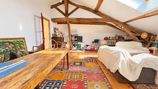 À proximité immédiate du centre-ville de Bergerac, découvrez cette demeure ancienne de caractère d’environ 243 m² habitables mitoyenne , implantée sur une parcelle d’environ 624 m².

Dès l’entrée, le charme de l’ancien est au rendez-vous : belles hauteurs sous plafond, carreaux anciens, cheminées, grandes ouvertures et volumes généreux créent une atmosphère chaleureuse et authentique.

Au rez-de-chaussée, la maison offre un séjour d’environ 30 m², un salon d’environ 22 m², une cuisine indépendante aménagée et équipée d’environ 22 m², une chambre de plus de 14 m², une salle de bains avec baignoire et douche ainsi qu’une buanderie.

Depuis la cuisine, un accès mène directement à une grande cave d’environ 63 m² située sous la maison. Un espace particulièrement appréciable, offrant une importante capacité de stockage et tout le charme que l’on attend d’une demeure ancienne.

À l’étage, l’espace nuit se compose de quatre chambres supplémentaires, d’environ 12 à 19 m², ainsi que d’une remarquable salle de jeux d’environ 30 m². Un véritable espace supplémentaire qui pourra devenir, selon les envies, salon familial, salle de cinéma, bureau, atelier ou espace dédié aux enfants. Une seconde salle d’eau complète ce niveau.

À l’extérieur, le jardin clos constitue un véritable privilège à proximité du cœur de Bergerac.

La propriété dispose également d’un garage d’environ 37 m² avec porte motorisée, surmonté d’un étage d’environ 37 m² offrant encore de belles possibilités, ainsi que d’un ancien pigeonnier indépendant qui participe pleinement au caractère des lieux.

La maison est raccordée au tout-à-l’égout et bénéficie d’un chauffage au gaz de ville au rez-de-chaussée, complété par des radiateurs électriques à l’étage. Son DPE classé C représente un véritable atout pour une demeure ancienne de cette superficie.

Quelques travaux de rafraîchissement permettront de révéler tout son potentiel et de la personnaliser sans lui retirer son identité.

243 m² habitables, 5 chambres, environ 624 m² de terrain, une cave de 63 m² sous la maison, un garage avec étage et un pigeonnier : une propriété aux volumes rares, destinée aux amoureux des maisons de caractère.

Une demeure qui se visite autant avec les yeux qu’avec le cœur.