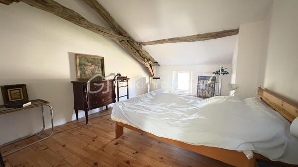 À proximité immédiate du centre-ville de Bergerac, découvrez cette demeure ancienne de caractère d’environ 243 m² habitables mitoyenne , implantée sur une parcelle d’environ 624 m².

Dès l’entrée, le charme de l’ancien est au rendez-vous : belles hauteurs sous plafond, carreaux anciens, cheminées, grandes ouvertures et volumes généreux créent une atmosphère chaleureuse et authentique.

Au rez-de-chaussée, la maison offre un séjour d’environ 30 m², un salon d’environ 22 m², une cuisine indépendante aménagée et équipée d’environ 22 m², une chambre de plus de 14 m², une salle de bains avec baignoire et douche ainsi qu’une buanderie.

Depuis la cuisine, un accès mène directement à une grande cave d’environ 63 m² située sous la maison. Un espace particulièrement appréciable, offrant une importante capacité de stockage et tout le charme que l’on attend d’une demeure ancienne.

À l’étage, l’espace nuit se compose de quatre chambres supplémentaires, d’environ 12 à 19 m², ainsi que d’une remarquable salle de jeux d’environ 30 m². Un véritable espace supplémentaire qui pourra devenir, selon les envies, salon familial, salle de cinéma, bureau, atelier ou espace dédié aux enfants. Une seconde salle d’eau complète ce niveau.

À l’extérieur, le jardin clos constitue un véritable privilège à proximité du cœur de Bergerac.

La propriété dispose également d’un garage d’environ 37 m² avec porte motorisée, surmonté d’un étage d’environ 37 m² offrant encore de belles possibilités, ainsi que d’un ancien pigeonnier indépendant qui participe pleinement au caractère des lieux.

La maison est raccordée au tout-à-l’égout et bénéficie d’un chauffage au gaz de ville au rez-de-chaussée, complété par des radiateurs électriques à l’étage. Son DPE classé C représente un véritable atout pour une demeure ancienne de cette superficie.

Quelques travaux de rafraîchissement permettront de révéler tout son potentiel et de la personnaliser sans lui retirer son identité.

243 m² habitables, 5 chambres, environ 624 m² de terrain, une cave de 63 m² sous la maison, un garage avec étage et un pigeonnier : une propriété aux volumes rares, destinée aux amoureux des maisons de caractère.

Une demeure qui se visite autant avec les yeux qu’avec le cœur.
